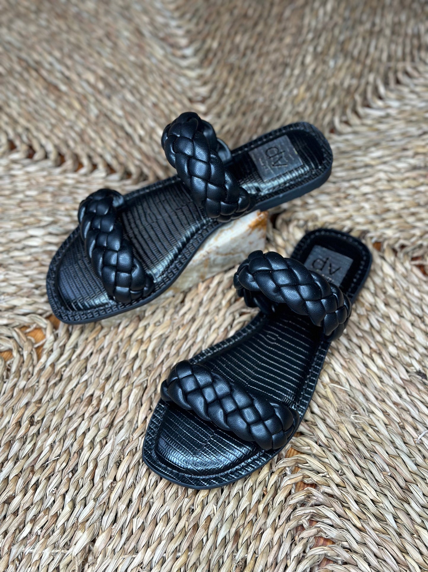 Jocee Flat Sandal | Black